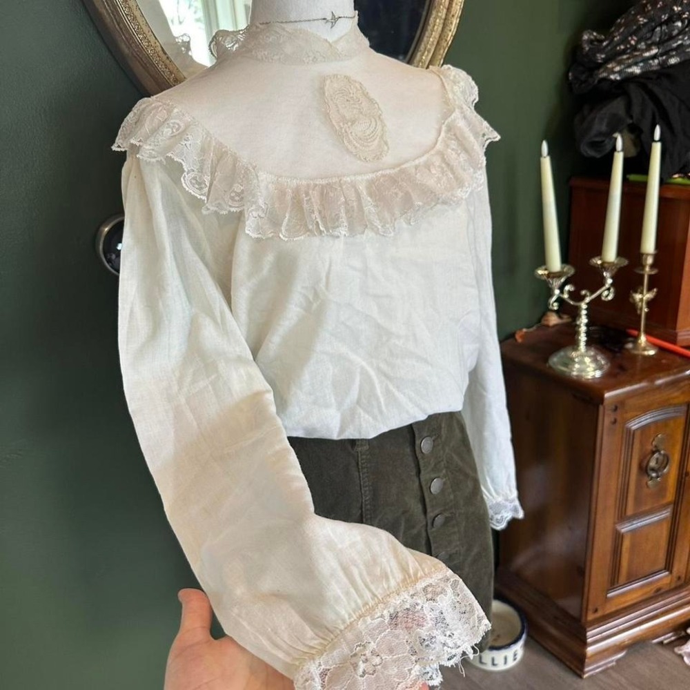 White lace blouse with embroidered face detail - Picture 3 of 8